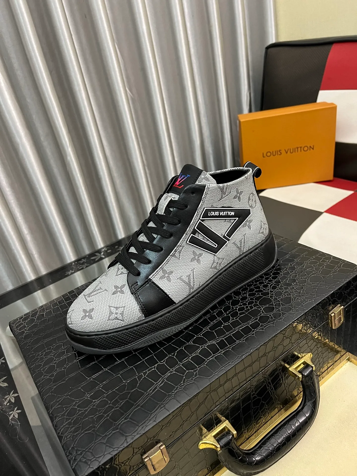 Men's shoes 💰: 438⌚️⌚️《Louis vuitton/LV Louis Vuitton》original quality.~ Unique modern style sneakers. 🏃A must-have casual shoe for trendy men😍😍 Original brand imported from Italy, imported original leather, cowhide lining (refuses to discolor and grind feet) sole: original sole provided by the original factory, French lazy style design ⚠️Fit to the feet, original quality, super comfortable original sole. Code number: 38-443️⃣Colors available